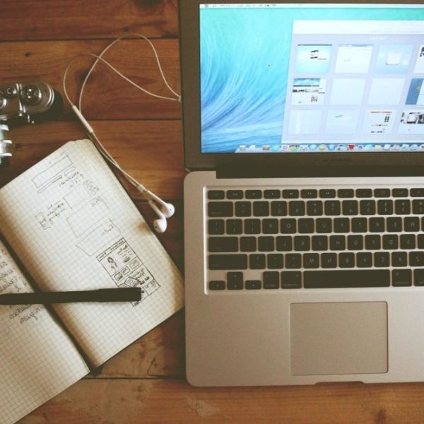 radni stol laptop bilježnica fotoaparat